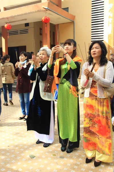 Duyên dáng áo dài đi lễ chùa ảnh 8