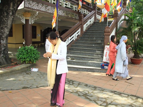 Duyên dáng áo dài đi lễ chùa ảnh 5