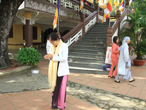 Duyên dáng áo dài đi lễ chùa ảnh 5