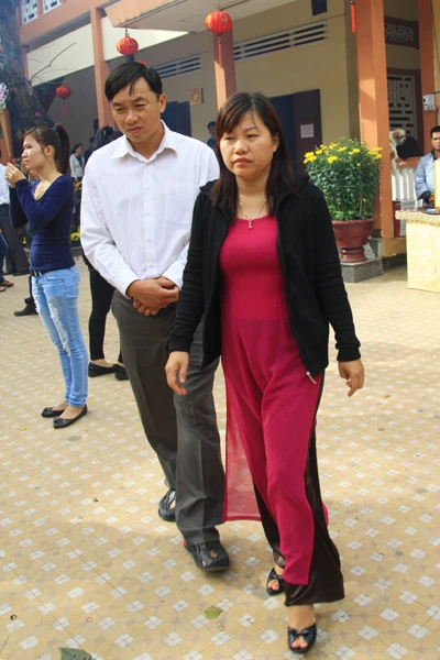 Duyên dáng áo dài đi lễ chùa ảnh 2