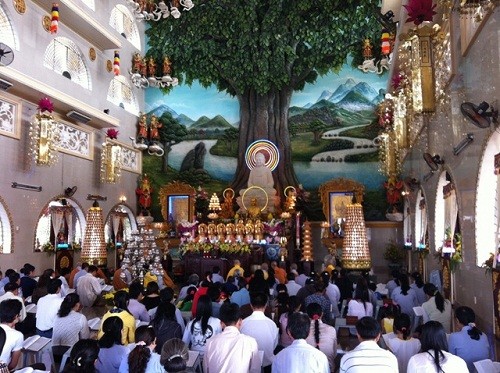 Buổi cúng Phật trên chánh điện có cây bồ đề đắp nổi lớn nhất Việt Nam. Hàng ngàn lượt Phật tử đến viếng chùa lễ Phật trong những ngày Tết.
