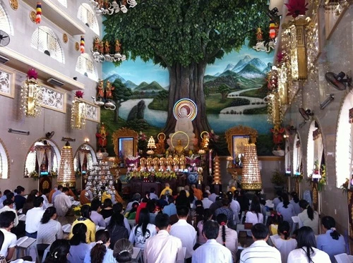 Hàng ngàn lượt Phật tử đến viếng chùa lễ Phật trong những ngày Tết.