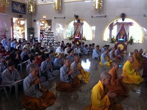 Buổi cúng Phật trên Chánh điện có cây Bồ Đề đắp nổi lớn nhất Việt Nam.