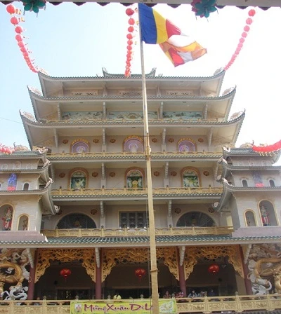   Ảnh 9: Ngôi Chùa có chánh điện cao nhất Việt Nam được trung tâm sách kỷ lục VN xác lập.