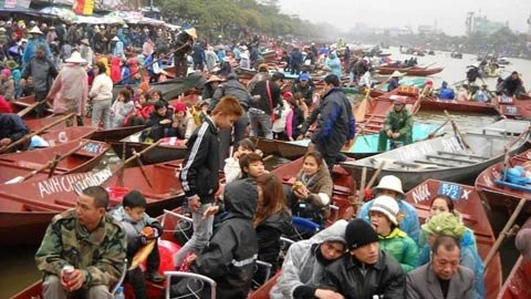 Vé đò một lượt 35.000 đồng (đò thường) và 40.000 đồng đò cao cấp. Vé thắng cảnh cũng tăng lên 50.000 đồng một người. Tuy nhiên, ngay trong ngày khai hội, ngoài mức vé trên du khách vẫn bị các chủ đò xin thêm tiền mới chịu phục vụ. (Ảnh: ANTĐ)