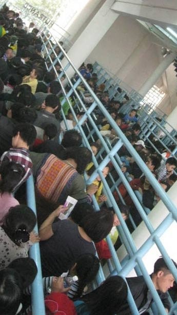 Xếp hàng chen nhau để lên cáp treo. (Ảnh: ANTĐ) Xếp hàng chen nhau để lên cáp treo. (Ảnh: ANTĐ)