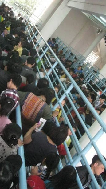 Xếp hàng chen nhau để lên cáp treo. (Ảnh: ANTĐ)