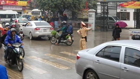 CSGT vất vả phân luồng. (Ảnh: ANTĐ)