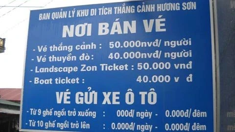 Bảng giá niêm yết thiếu giá trông ô tô. (Ảnh: ANTĐ)