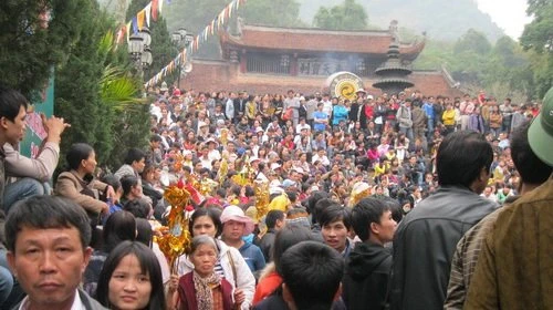 Hơn 4 vạn du khách đến chùa Hương đón thời khắc khai hội. (Ảnh: Tuổi trẻ)