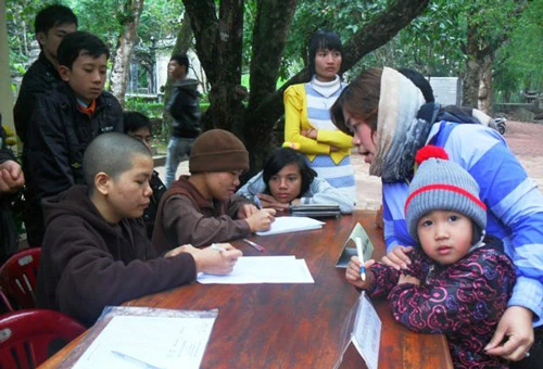 Hai Thiền sinh là mẹ con đến từ Hà Nội về Tổ đình Từ Hiếu ghi danh