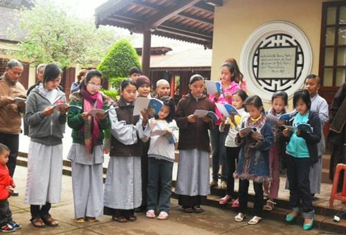 Thiền sinh học hát Thiền ca (những bài hát có công năng nuôi dưỡng chánh niệm và làm lớn lên hạnh phúc cho người thực tập - PV) Thiền sinh học hát Thiền ca (những bài hát có công năng nuôi dưỡng chánh niệm và làm lớn lên hạnh phúc cho người thực tập - PV)