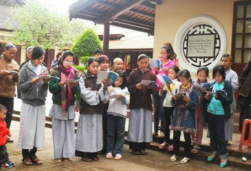 Thiền sinh học hát Thiền ca (những bài hát có công năng nuôi dưỡng chánh niệm và làm lớn lên hạnh phúc cho người thực tập - PV)