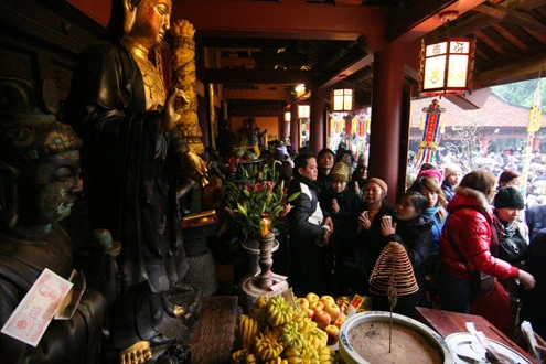 Người dân làm lễ phía ngoài điện.