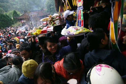 Để có mặt kịp giờ khai hội, nhiều người đã phải lặn lội đi từ 2-3h sáng.