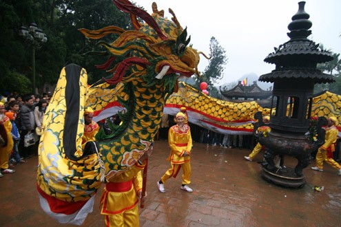 Hàng chục nghìn người trẩy hội chùa Hương ảnh 3 Múa rồng khai mạc lễ hội.