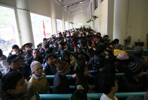 ... rồi mệt mỏi chờ đợi hàng tiếng đồng hồ mới tới lượt.