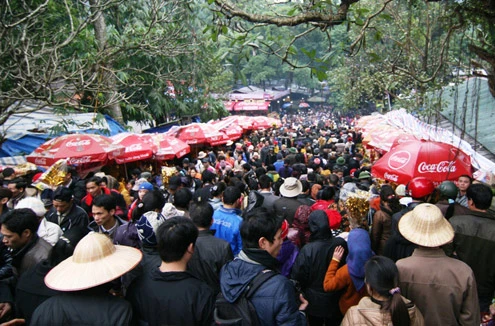 Càng về trưa, lượng người đổ về chùa càng đông.