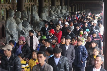 Khắp ngôi chùa lớn nhất Việt Nam đã không còn một chỗ trống. Tưng bừng khai hội tại ngôi chùa lớn nhất Việt Nam