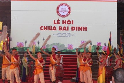 Lễ hội diễn ra với màn biểu diễn nghệ thuật đặc sắc. Tưng bừng khai hội tại ngôi chùa lớn nhất Việt Nam