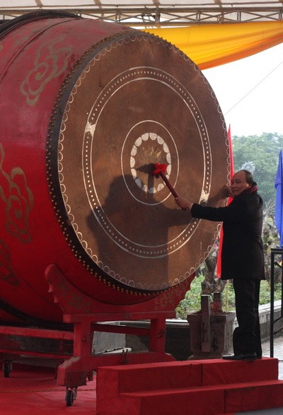Đúng giờ chính lễ, Phó Thủ tướng Chính phủ Nguyễn Xuân Phúc đã đánh trống khai hội. Tưng bừng khai hội tại ngôi chùa lớn nhất Việt Nam