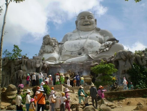 Tháng giêng lên núi – nhiều du khách hướng về các chùa miếu. Ảnh: Thiên Lộc.