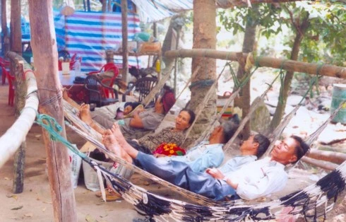 Du khách lên núi nằm võng thư giãn. Ảnh: Thiên Lộc.