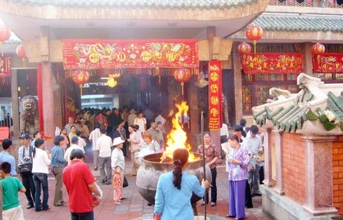 Đầu năm, khách hành hương viếng Miếu bà Chúa Xứ - núi Sam. Ảnh: Thiên Lộc.