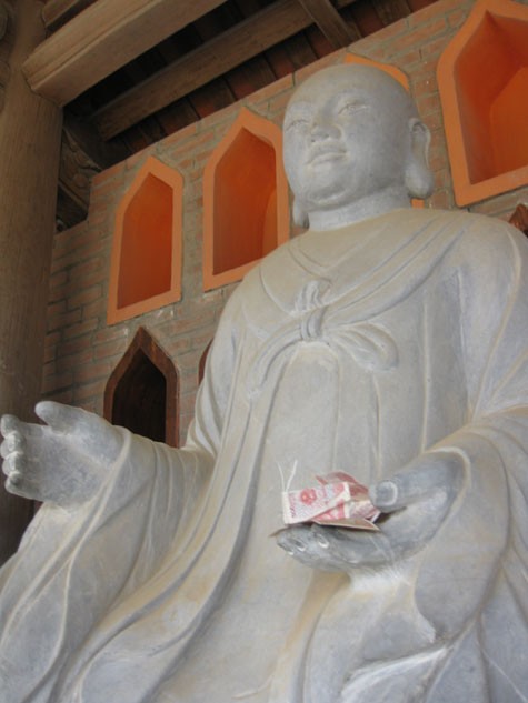 Những hành động 'không đẹp' ở chốn thiêng liêng ảnh 6