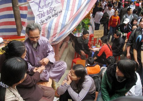 Những hành động 'không đẹp' ở chốn thiêng liêng ảnh 19