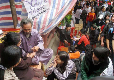 Những hành động 'không đẹp' ở chốn thiêng liêng ảnh 19