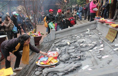 Những hành động 'không đẹp' ở chốn thiêng liêng ảnh 7