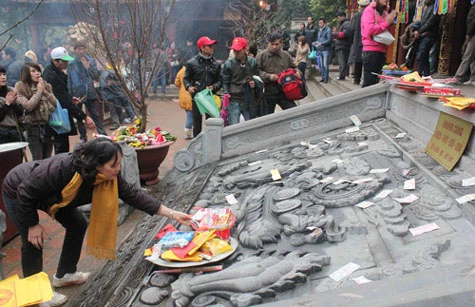 Những hành động 'không đẹp' ở chốn thiêng liêng ảnh 7