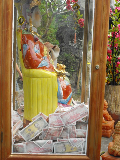 Những hành động 'không đẹp' ở chốn thiêng liêng ảnh 8