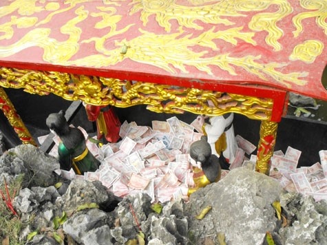 Những hành động 'không đẹp' ở chốn thiêng liêng ảnh 9