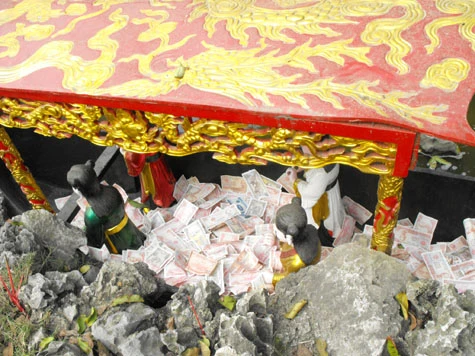 Những hành động 'không đẹp' ở chốn thiêng liêng ảnh 9