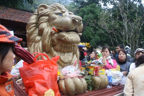 Những hành động 'không đẹp' ở chốn thiêng liêng ảnh 10