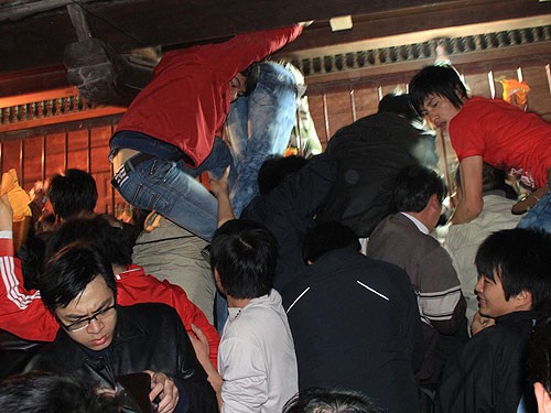 Những hành động 'không đẹp' ở chốn thiêng liêng ảnh 1