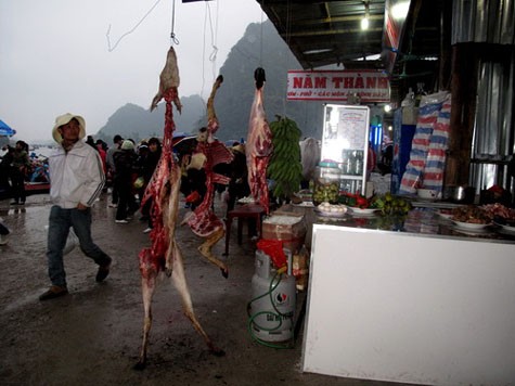 Những hành động 'không đẹp' ở chốn thiêng liêng ảnh 14