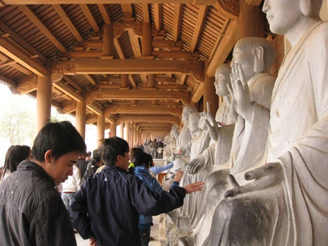 Những hành động 'không đẹp' ở chốn thiêng liêng ảnh 5