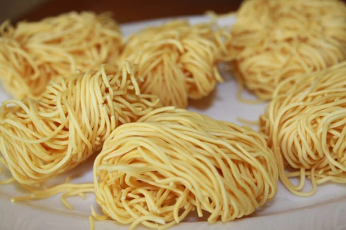 Lẩu ăn kèm với bún hoặc mì.