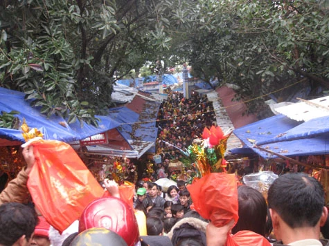 Những hành động 'không đẹp' ở chốn thiêng liêng ảnh 4