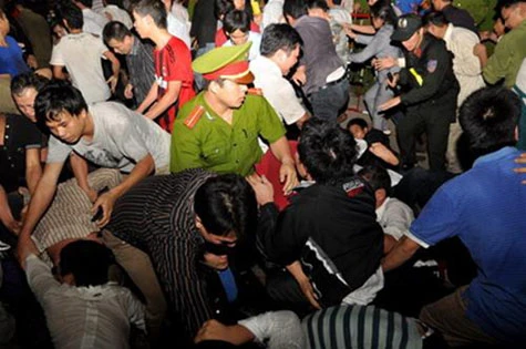 Những hành động 'không đẹp' ở chốn thiêng liêng ảnh 2