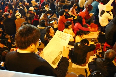 Hà Nội: Xô đẩy, giẫm đạp nhau để... cầu an ảnh 8 Hà Nội: Xô đẩy, giẫm đạp nhau để... cầu an ảnh 8