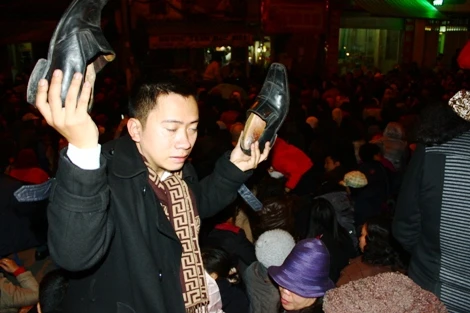 Hà Nội: Xô đẩy, giẫm đạp nhau để... cầu an ảnh 7 Hà Nội: Xô đẩy, giẫm đạp nhau để... cầu an ảnh 7