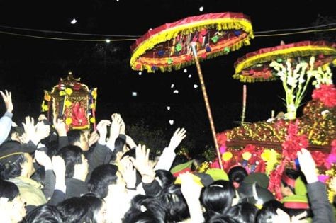 Giữ lễ cho hội ảnh 2 le-hoi-den-tran-t16112_1328259854_jpg.jpg