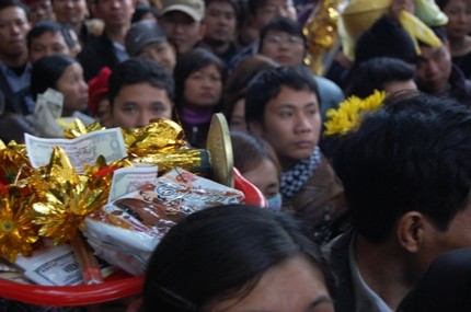 Bê lễ khó nhọc trong dòng người lên chùa Chùa Hương không có chỗ chen chân trước Rằm tháng giêng
