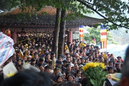 Phải nhích từng bước vì không còn một khoảng trống nào Chùa Hương không có chỗ chen chân trước Rằm tháng giêng