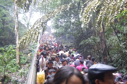 Kẻ lên, người xuống vô cùng khó nhọc Chùa Hương không có chỗ chen chân trước Rằm tháng giêng