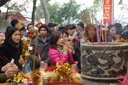 Nhiều người đã không thể lên đến được động chính vì không sao chen nổi Chùa Hương không có chỗ chen chân trước Rằm tháng giêng